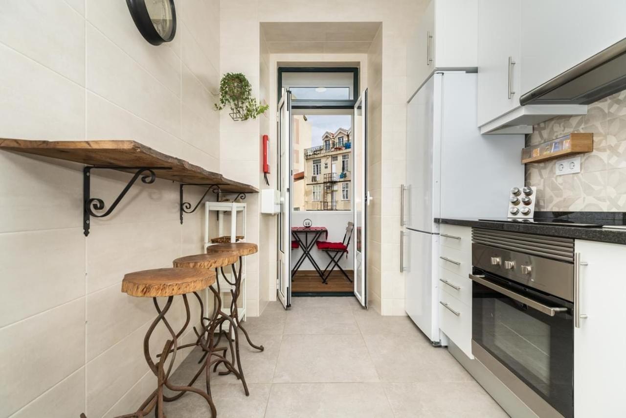Rustic M2 R1 - Amazing Double Room With Shared Bathroom Lisbon Bagian luar foto